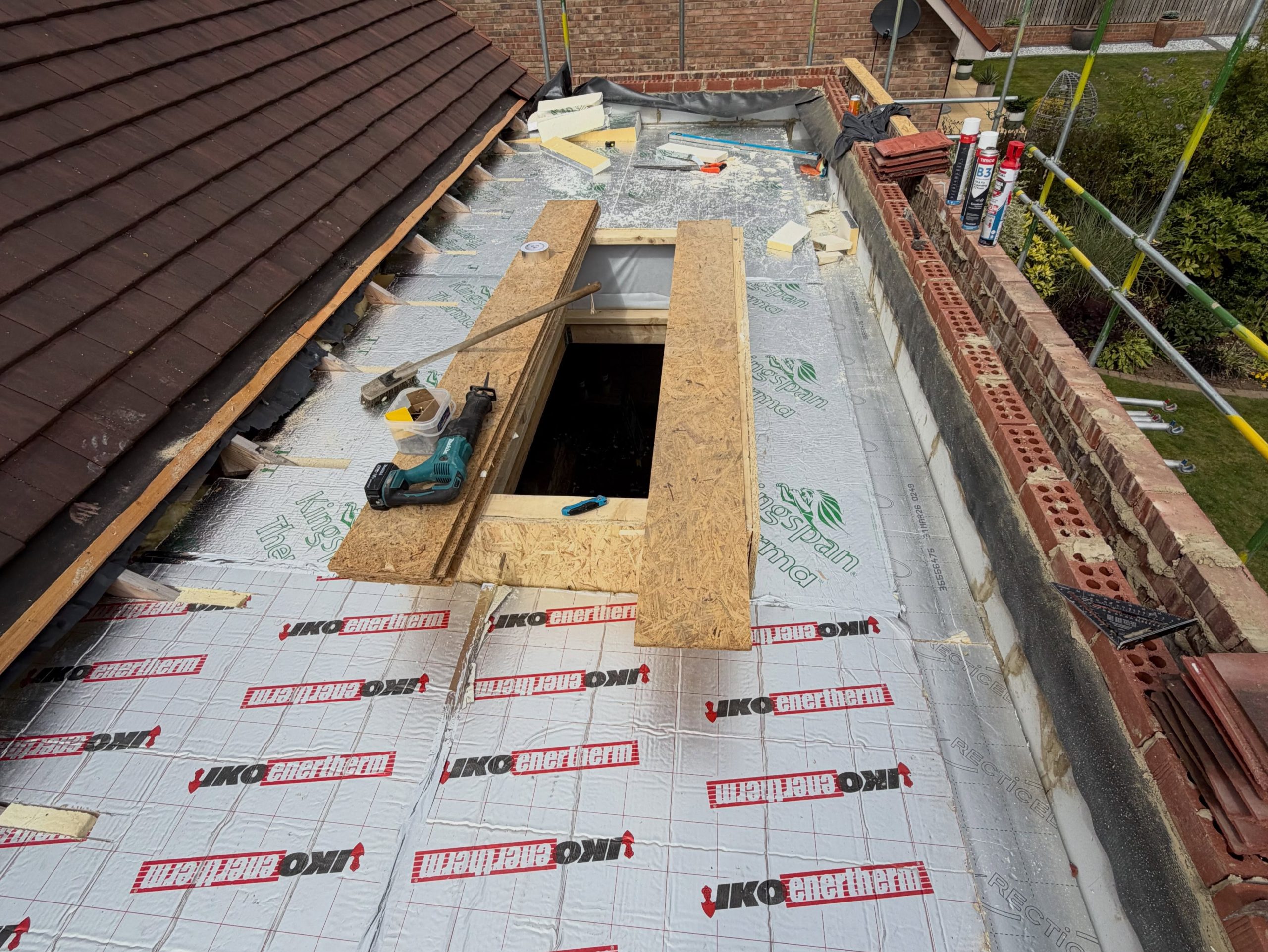 Flat warm roof construction with roof lantern opening Flat warm roof construction with roof lantern opening